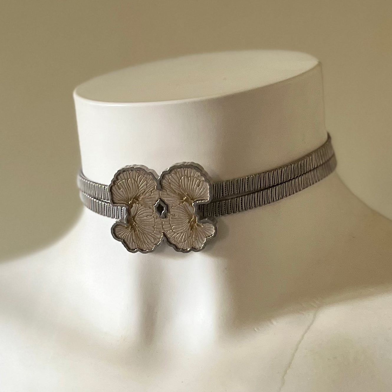 Minerva Chocker