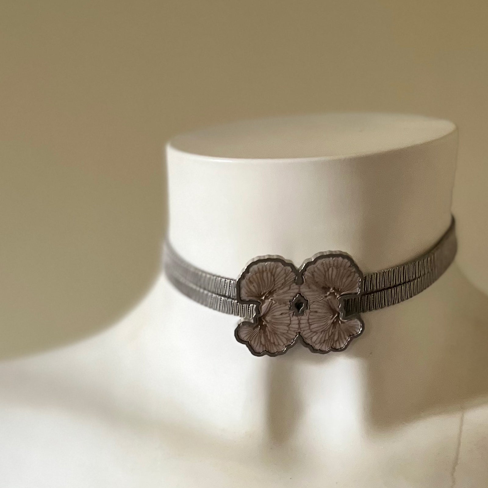 Minerva Chocker