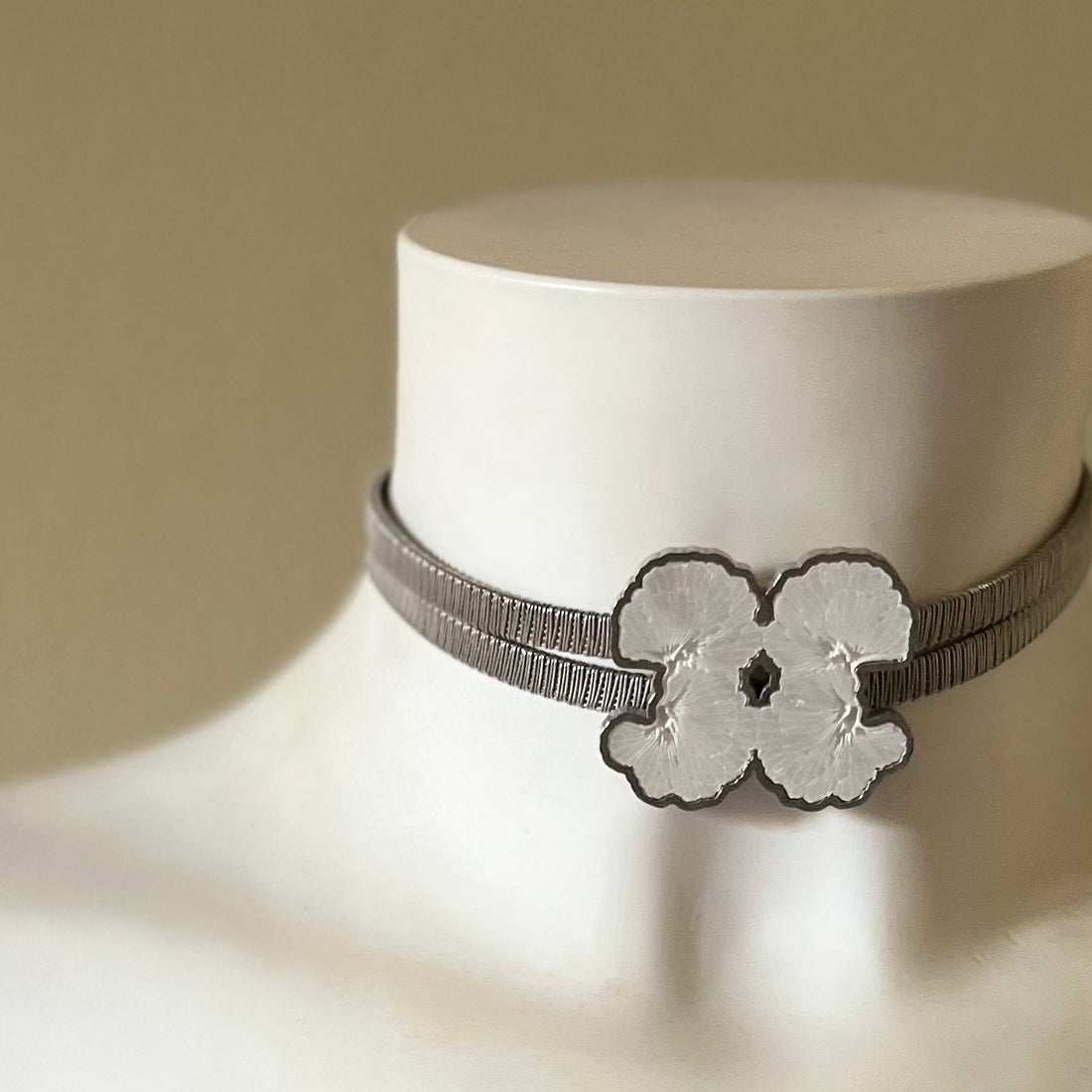 Minerva Chocker